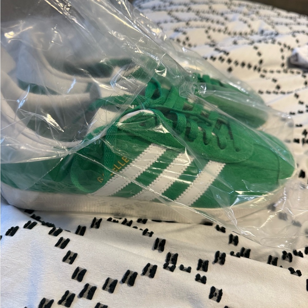 M9 W10 Adidas Green and White Suede Sneakers - Picture 4 of 4
